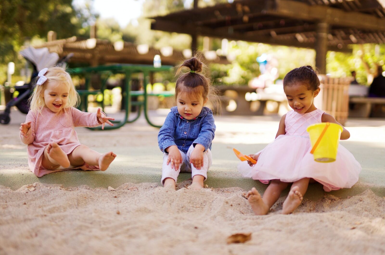 Das Bild zeigt Kinder beim spielen im Sand.