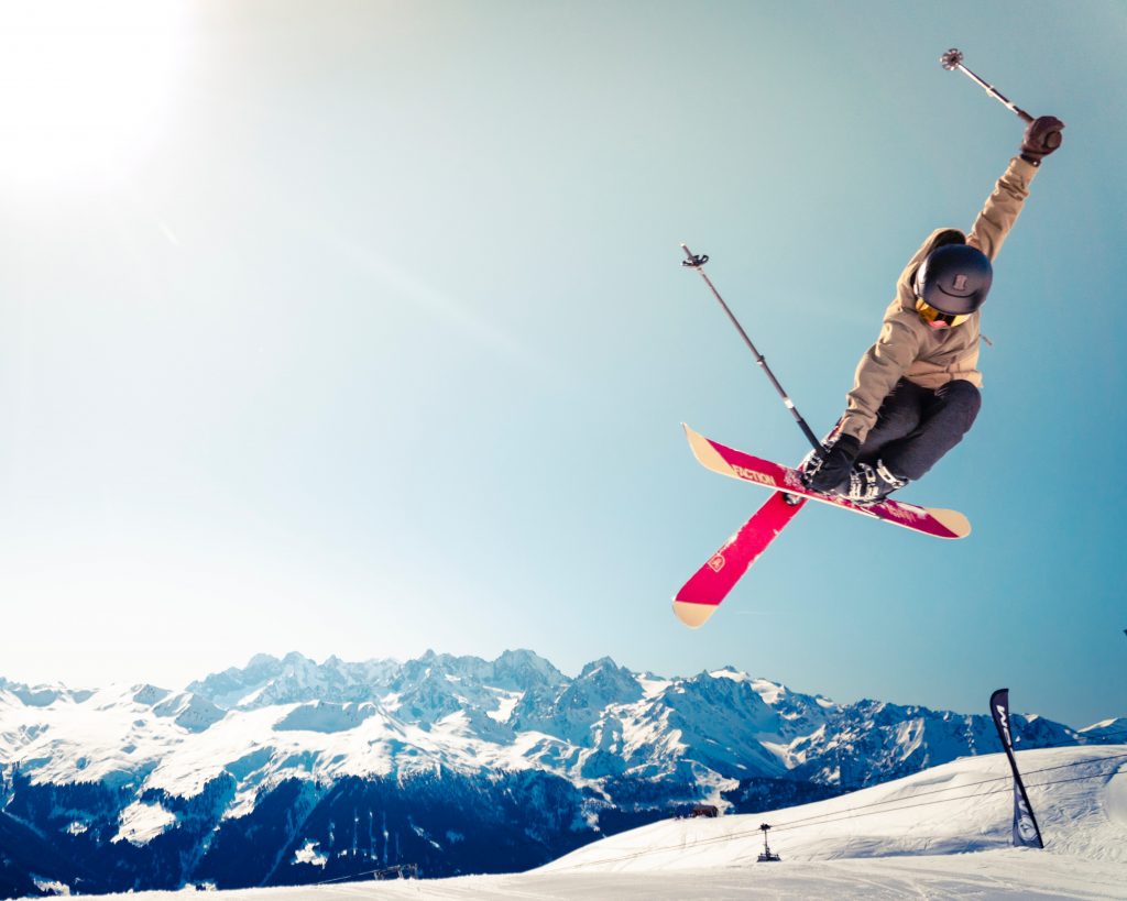 Das Bild zeigt einen Skifahrer in der Sonne.